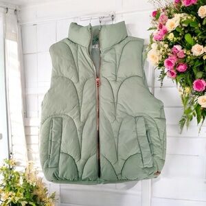 NWT Tahari Girl Size 10 Beautiful Sage Green Puffer Vest